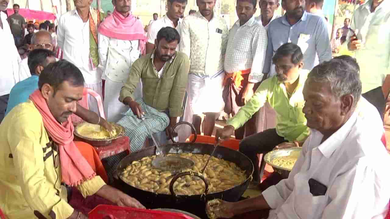 ಕೊಪ್ಪಳ ಗವಿಸಿದ್ದೇಶ್ವರ ಅಜ್ಜನ ಜಾತ್ರೆಗೆ ಜನ ಸುನಾಮಿ: ಲಕ್ಷ ಲಕ್ಷ ಭಕ್ತಗಣಕ್ಕೆ ಬಿಸಿ ಬಿಸಿ ಮಿರ್ಚಿ ಬಜ್ಜಿ ಪ್ರಸಾದ! ಅದು ಹೇಗೆ ಸಾಧ್ಯವಾಯಿತು? ವಿಡಿಯೋ ನೋಡಿ