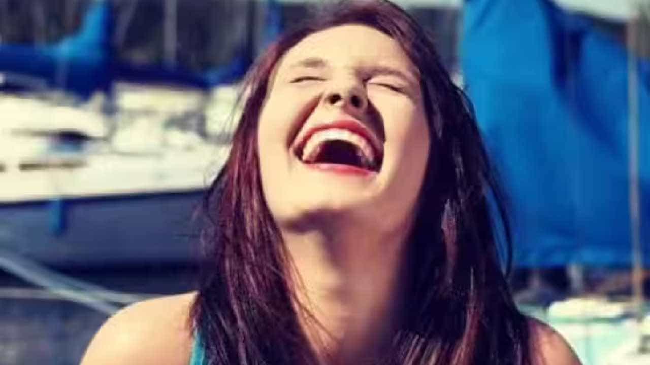 Benefits Of Laughter: ಒಮ್ಮೆ ಜೋರಾಗಿ ನಕ್ಕು ಬಿಡಿ, ನಗುವಿನ ಅಲೆಯಲಿ ನೋವುಗಳೆಲ್ಲಾ ಕೊಚ್ಚಿಹೋಗಲಿ, ಖುಷಿ ಮಾತ್ರ ಜತೆಗಿರಲಿ Benefits Of Laughter: ಒಮ್ಮೆ ಜೋರಾಗಿ ನಕ್ಕು ಬಿಡಿ, ನಗುವಿನ ಅಲೆಯಲಿ ನೋವುಗಳೆಲ್ಲಾ ಕೊಚ್ಚಿಹೋಗಲಿ, ಖುಷಿ ಮಾತ್ರ ಜತೆಗಿರಲಿ