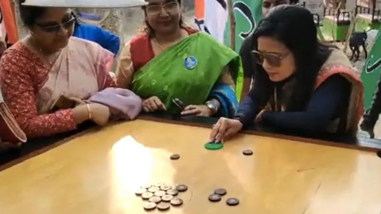 Mahua Moitra: ಸಂಸದೆಯ ಮತ್ತೊಂದು ವಿಡಿಯೊ ವೈರಲ್, ಚಹಾ ಮಾಡುವುದು ಆಯಿತು, ಈಗ ಕೇರಂ ಆಡುತ್ತಿದ್ದಾರೆ Mahua Moitra: ಸಂಸದೆಯ ಮತ್ತೊಂದು ವಿಡಿಯೊ ವೈರಲ್, ಚಹಾ ಮಾಡುವುದು ಆಯಿತು, ಈಗ ಕೇರಂ ಆಡುತ್ತಿದ್ದಾರೆ