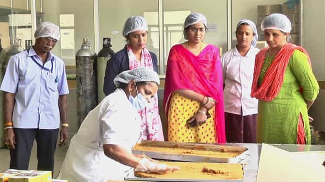 Jaggery Burfi: ಹೊಸ ಟ್ರೆಂಡ್ ಸೃಷ್ಟಿಸಿದ ಮಂಡ್ಯ ಮನ್ಮೂಲ್: ಬೆಲ್ಲದ ಬರ್ಫಿಗೆ ಮಾರ್ಕೆಟ್ ನಲ್ಲಿ ಸಖತ್ ಡಿಮ್ಯಾಂಡ್, ಮಧುಮೇಹಿಗಳೂ ಇದನ್ನ ಸವಿಯಬಹುದು!