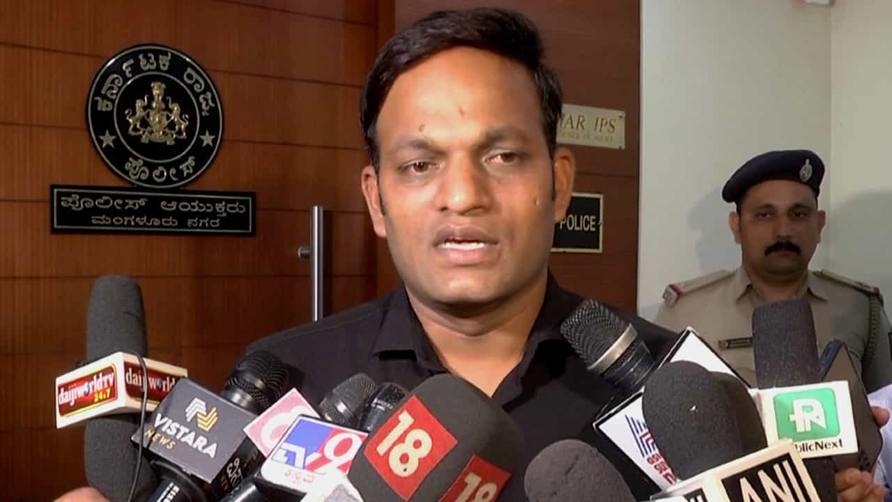 ಮಂಗಳೂರಿನ ವೈದ್ಯಲೋಕದಲ್ಲಿ ಗಾಂಜಾ ಲೋಕ! ಇಬ್ಬರು ವೈದ್ಯರನ್ನು ಮನೆಗೆ ಕಳಿಸಿದ ಕೆಎಂಸಿ ಆಡಳಿತ ಮಂಡಳಿ ಮಂಗಳೂರಿನ ವೈದ್ಯಲೋಕದಲ್ಲಿ ಗಾಂಜಾ ಲೋಕ! ಇಬ್ಬರು ವೈದ್ಯರನ್ನು ಮನೆಗೆ ಕಳಿಸಿದ ಕೆಎಂಸಿ ಆಡಳಿತ ಮಂಡಳಿ