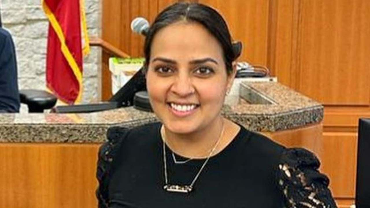 ಯುಎಸ್ ನಲ್ಲಿ ನ್ಯಾಯಾಧೀಶರ ಹುದ್ದೆಯನ್ನಲಂಕರಿಸಿದ ಮೊದಲ ಸಿಖ್ ಮಹಿಳೆಯೆಂಬ ಖ್ಯಾತಿಗೆ ಪಾತ್ರರಾದ ಮನ್ಪ್ರೀತ್ ಮೊನಿಕಾ ಸಿಂಗ್ ಯುಎಸ್ ನಲ್ಲಿ ನ್ಯಾಯಾಧೀಶರ ಹುದ್ದೆಯನ್ನಲಂಕರಿಸಿದ ಮೊದಲ ಸಿಖ್ ಮಹಿಳೆಯೆಂಬ ಖ್ಯಾತಿಗೆ ಪಾತ್ರರಾದ ಮನ್ಪ್ರೀತ್ ಮೊನಿಕಾ ಸಿಂಗ್