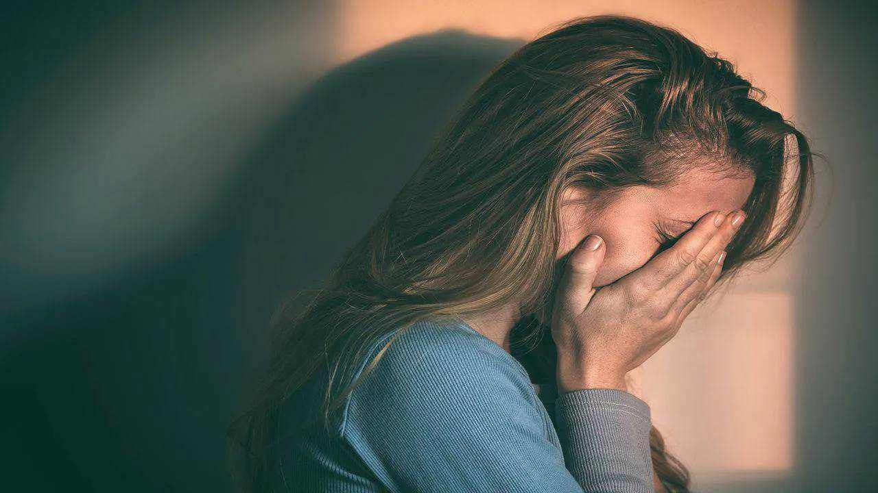 Mental Health: ನಿಮ್ಮ ದೈಹಿಕ ಸಮಸ್ಯೆಗಳು ಮಾನಸಿಕ ಆರೋಗ್ಯವನ್ನೂ ಕುಗ್ಗಿಸುತ್ತೆ, ಕಾಯಿಲೆಗೆ ಔಷಧ ನೀಡಿ, ಕೊರಗಬೇಡಿ Mental Health: ನಿಮ್ಮ ದೈಹಿಕ ಸಮಸ್ಯೆಗಳು ಮಾನಸಿಕ ಆರೋಗ್ಯವನ್ನೂ ಕುಗ್ಗಿಸುತ್ತೆ, ಕಾಯಿಲೆಗೆ ಔಷಧ ನೀಡಿ, ಕೊರಗಬೇಡಿ