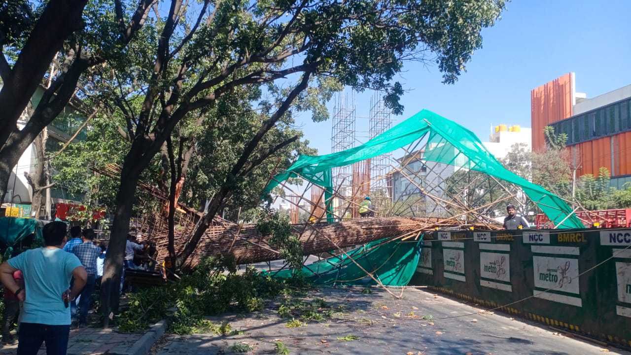 Bengaluru Metro: ನಿರ್ಮಾಣ ಹಂತದ ಮೆಟ್ರೋ ಪಿಲ್ಲರ್ ಕಬ್ಬಿಣದ ರಾಡುಗಳು ಬಿದ್ದು ತಾಯಿ ಮತ್ತು ಮಗು ಸಾವು Bengaluru Metro: ನಿರ್ಮಾಣ ಹಂತದ ಮೆಟ್ರೋ ಪಿಲ್ಲರ್ ಕಬ್ಬಿಣದ ರಾಡುಗಳು ಬಿದ್ದು ತಾಯಿ ಮತ್ತು ಮಗು ಸಾವು