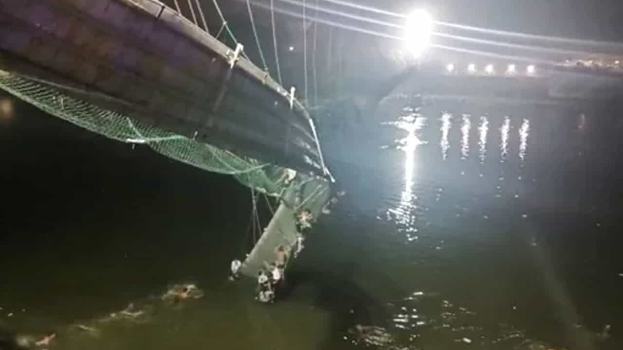 ಮೊರ್ಬಿ ಸೇತುವೆ ದುರಂತ: ನ್ಯಾಯಾಲಯಕ್ಕೆ ಶರಣಾದ ಒರೆವಾ ಗ್ರೂಪ್ನ ಜಯಸುಖ್ ಪಟೇಲ್ ಮೊರ್ಬಿ ಸೇತುವೆ ದುರಂತ: ನ್ಯಾಯಾಲಯಕ್ಕೆ ಶರಣಾದ ಒರೆವಾ ಗ್ರೂಪ್ನ ಜಯಸುಖ್ ಪಟೇಲ್