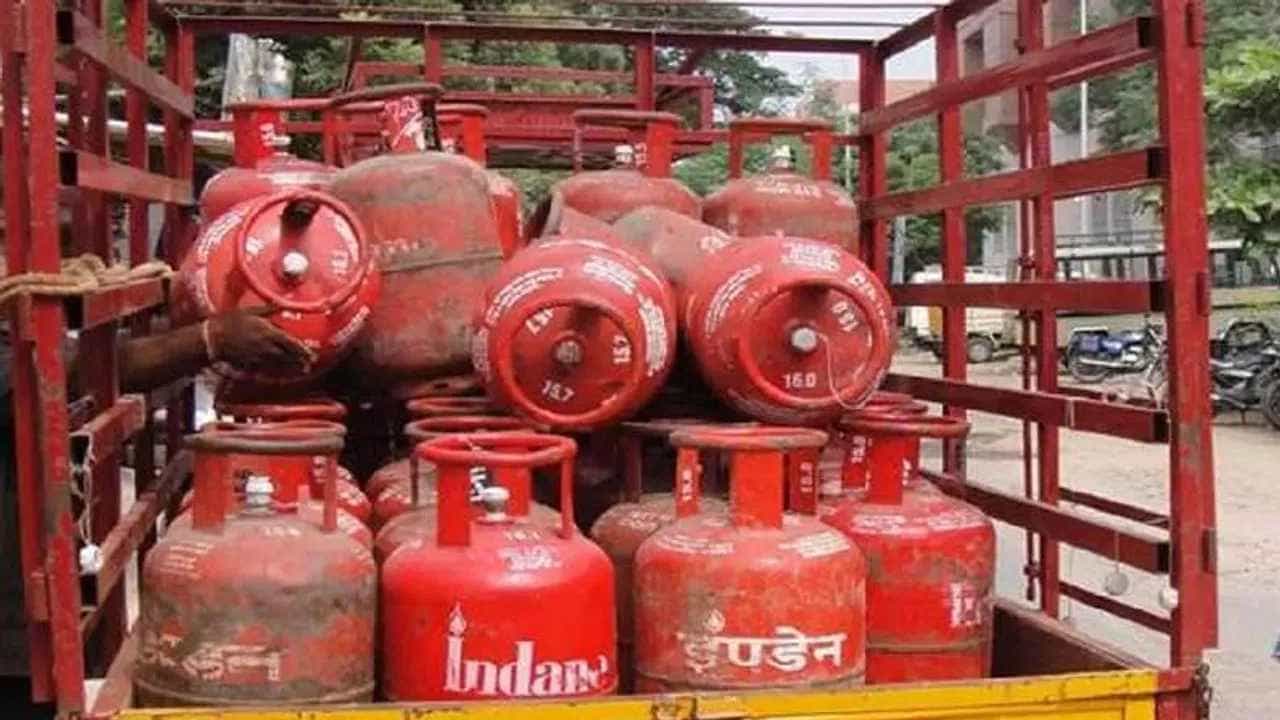 LPG Price Hike: ಹೊಸ ವರ್ಷದ ಮೊದಲ ದಿನವೇ ಸಿಲಿಂಡರ್ ಬೆಲೆ ಏರಿಕೆಯ ಶಾಕ್, ನಿಮ್ಮ ನಗರದ ದರ ಪರಿಶೀಲಿಸಿ LPG Price Hike: ಹೊಸ ವರ್ಷದ ಮೊದಲ ದಿನವೇ ಸಿಲಿಂಡರ್ ಬೆಲೆ ಏರಿಕೆಯ ಶಾಕ್, ನಿಮ್ಮ ನಗರದ ದರ ಪರಿಶೀಲಿಸಿ
