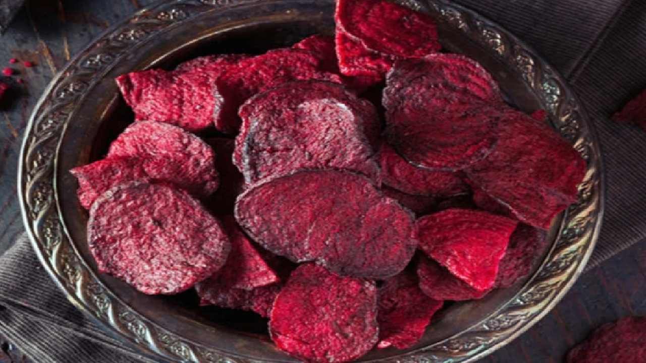 Beetroot Chips: ಬೀಟ್ರೂಟ್ನ ಸಾಂಬಾರು, ಪಲ್ಯ ತಿಂದು ಬೇಸರವಾಗಿದೆಯೇ? ಈ ರುಚಿಕರ ಚಿಪ್ಸ್ ಒಮ್ಮೆ ಟ್ರೈ ಮಾಡಿ Beetroot Chips: ಬೀಟ್ರೂಟ್ನ ಸಾಂಬಾರು, ಪಲ್ಯ ತಿಂದು ಬೇಸರವಾಗಿದೆಯೇ? ಈ ರುಚಿಕರ ಚಿಪ್ಸ್ ಒಮ್ಮೆ ಟ್ರೈ ಮಾಡಿ