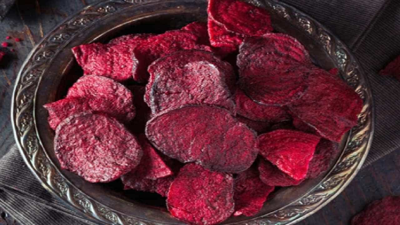Beetroot Chips: ಬೀಟ್ರೂಟ್ನ ಸಾಂಬಾರು, ಪಲ್ಯ ತಿಂದು ಬೇಸರವಾಗಿದೆಯೇ? ಈ ರುಚಿಕರ ಚಿಪ್ಸ್ ಒಮ್ಮೆ ಟ್ರೈ ಮಾಡಿ Beetroot Chips: ಬೀಟ್ರೂಟ್ನ ಸಾಂಬಾರು, ಪಲ್ಯ ತಿಂದು ಬೇಸರವಾಗಿದೆಯೇ? ಈ ರುಚಿಕರ ಚಿಪ್ಸ್ ಒಮ್ಮೆ ಟ್ರೈ ಮಾಡಿ