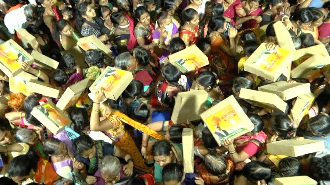 ಬಿಜೆಪಿ ಮಾಜಿ ಶಾಸಕ ಸಂಜಯ್ ಪಾಟೀಲ್ ಜನ್ಮದಿನಾಚರಣೆಗೆ ಆಗಮಿಸಿದವರಿಗೆ ತಟ್ಟೆ, ಲೋಟ ಗಿಫ್ಟ್; ಮುಗಿ ಬಿದ್ದ ಮಹಿಳೆಯರು ಬಿಜೆಪಿ ಮಾಜಿ ಶಾಸಕ ಸಂಜಯ್ ಪಾಟೀಲ್ ಜನ್ಮದಿನಾಚರಣೆಗೆ ಆಗಮಿಸಿದವರಿಗೆ ತಟ್ಟೆ, ಲೋಟ ಗಿಫ್ಟ್; ಮುಗಿ ಬಿದ್ದ ಮಹಿಳೆಯರು