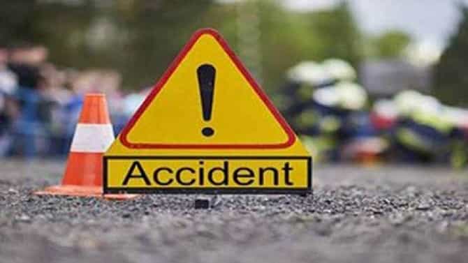 Bengaluru News: ಬೆಂಗಳೂರಿನಲ್ಲಿ ರಸ್ತೆ ಗುಂಡಿಗೆ ಬಿದ್ದು ಆಟೋ ಪಲ್ಟಿ