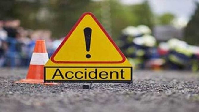 Bengaluru News: ಬೆಂಗಳೂರಿನಲ್ಲಿ ರಸ್ತೆ ಗುಂಡಿಗೆ ಬಿದ್ದು ಆಟೋ ಪಲ್ಟಿ Bengaluru News: ಬೆಂಗಳೂರಿನಲ್ಲಿ ರಸ್ತೆ ಗುಂಡಿಗೆ ಬಿದ್ದು ಆಟೋ ಪಲ್ಟಿ