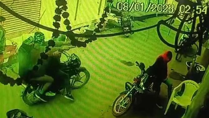 Madhya Pradesh Firing: ಮಾರ್ಕೆಟ್ನಲ್ಲಿ ಬಿಜೆಪಿ ನಾಯಕನ ಮೇಲೆ ದುಷ್ಕರ್ಮಿಗಳಿಂದ ಗುಂಡಿನ ದಾಳಿ Madhya Pradesh Firing: ಮಾರ್ಕೆಟ್ನಲ್ಲಿ ಬಿಜೆಪಿ ನಾಯಕನ ಮೇಲೆ ದುಷ್ಕರ್ಮಿಗಳಿಂದ ಗುಂಡಿನ ದಾಳಿ