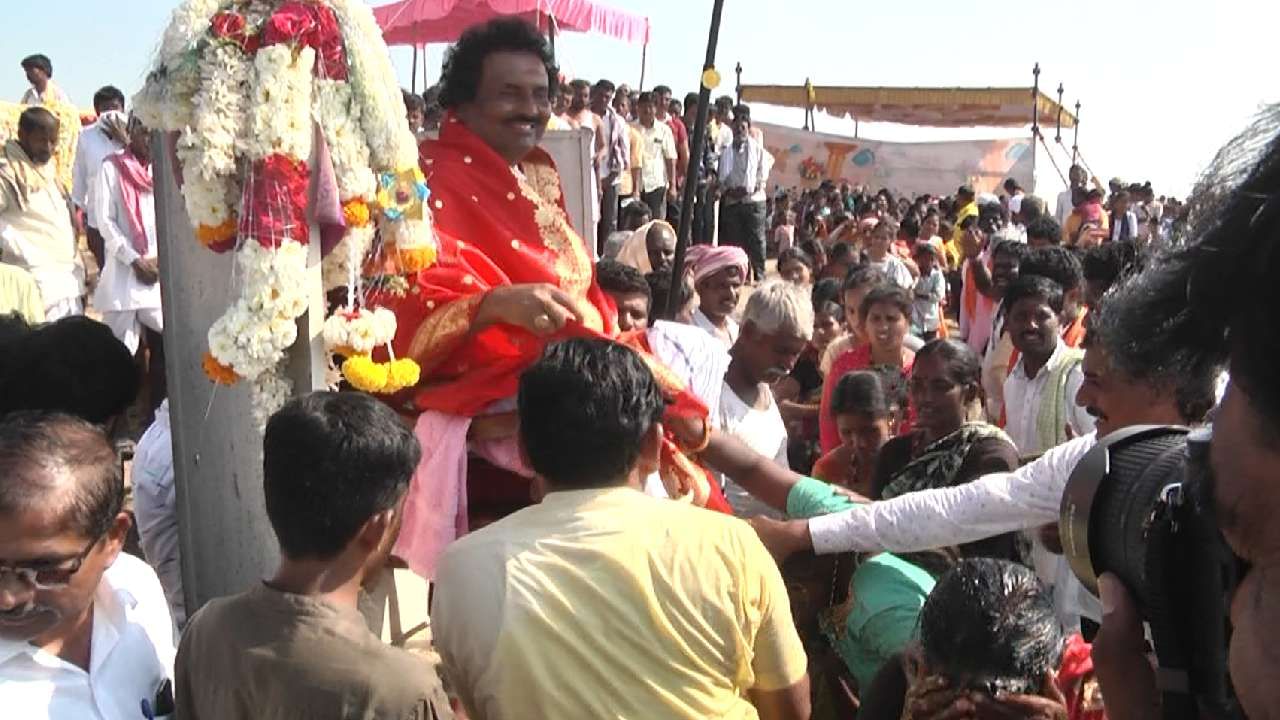 Yadgir Sankranti Festival Devotees bath in Bhima river along with Swamiji yadgiri news in kannada
