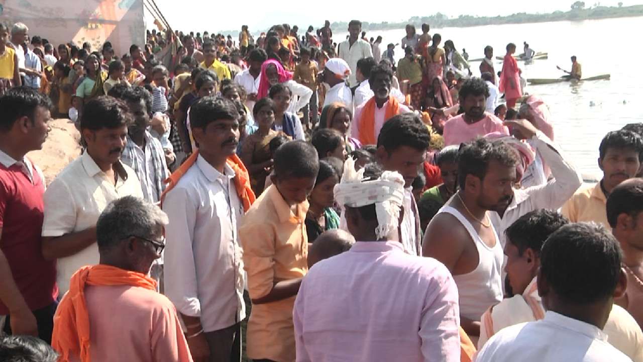 Yadgir Sankranti Festival Devotees bath in Bhima river along with Swamiji yadgiri news in kannada
