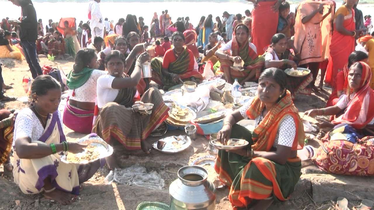 Yadgir Sankranti Festival Devotees bath in Bhima river along with Swamiji yadgiri news in kannada
