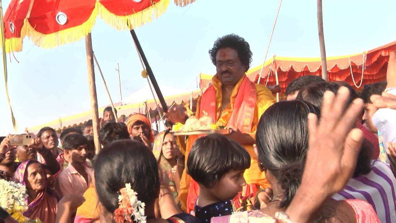 Yadgir Sankranti Festival Devotees bath in Bhima river along with Swamiji yadgiri news in kannada
