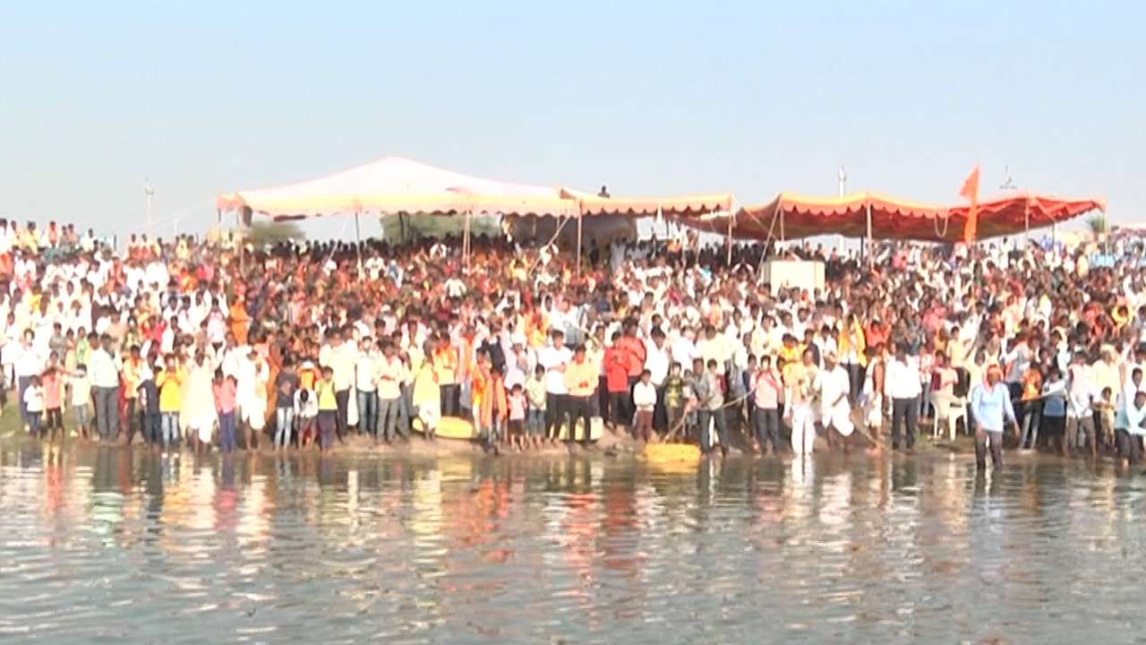 Yadgir Sankranti Festival Devotees bath in Bhima river along with Swamiji yadgiri news in kannada
