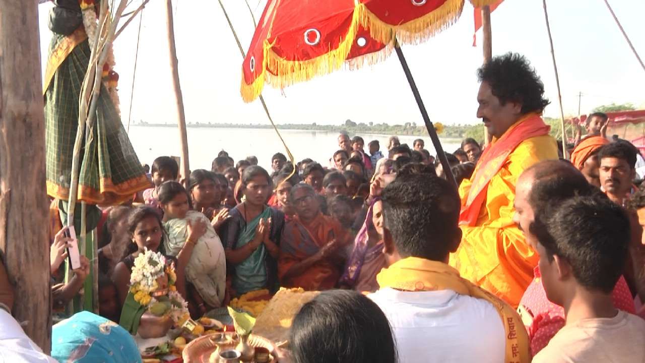 Yadgir Sankranti Festival Devotees bath in Bhima river along with Swamiji yadgiri news in kannada
