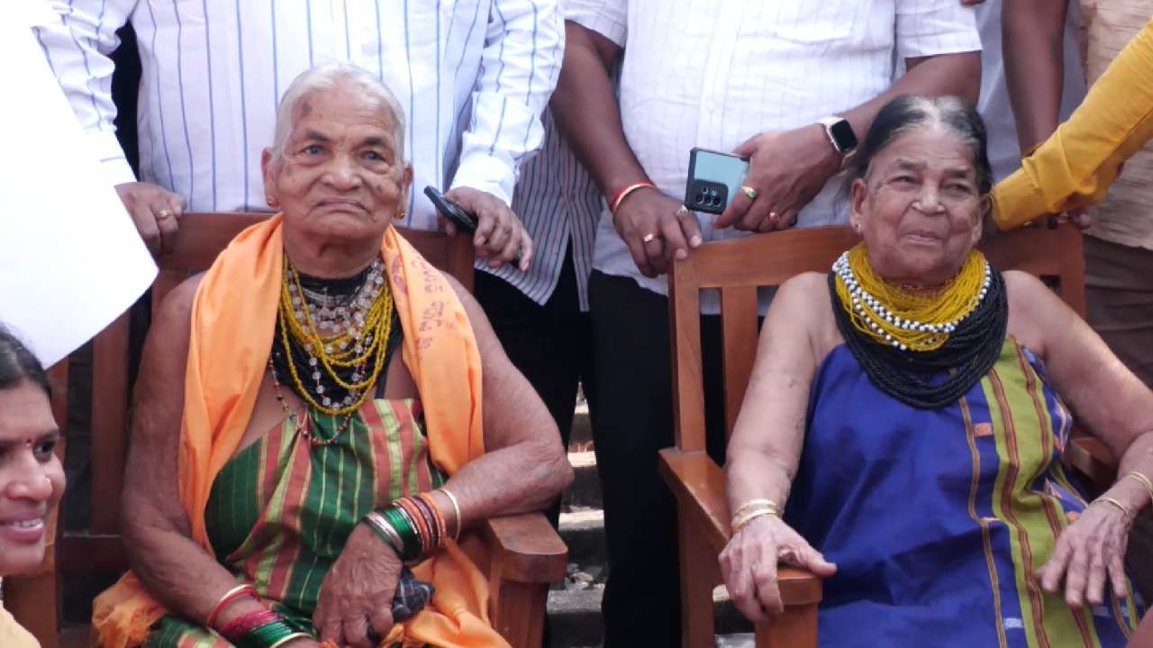 Karwar News: ಪದ್ಮಶ್ರೀ ಪುರಸ್ಕೃತೆ ಸುಕ್ರಜ್ಜಿ ಮತ್ತು ತುಳಸಜ್ಜಿಯಿಂದ ರೈಲು ರೋಕೋ; ಕಾರಣ ಇಲ್ಲಿದೆ Karwar News: ಪದ್ಮಶ್ರೀ ಪುರಸ್ಕೃತೆ ಸುಕ್ರಜ್ಜಿ ಮತ್ತು ತುಳಸಜ್ಜಿಯಿಂದ ರೈಲು ರೋಕೋ; ಕಾರಣ ಇಲ್ಲಿದೆ