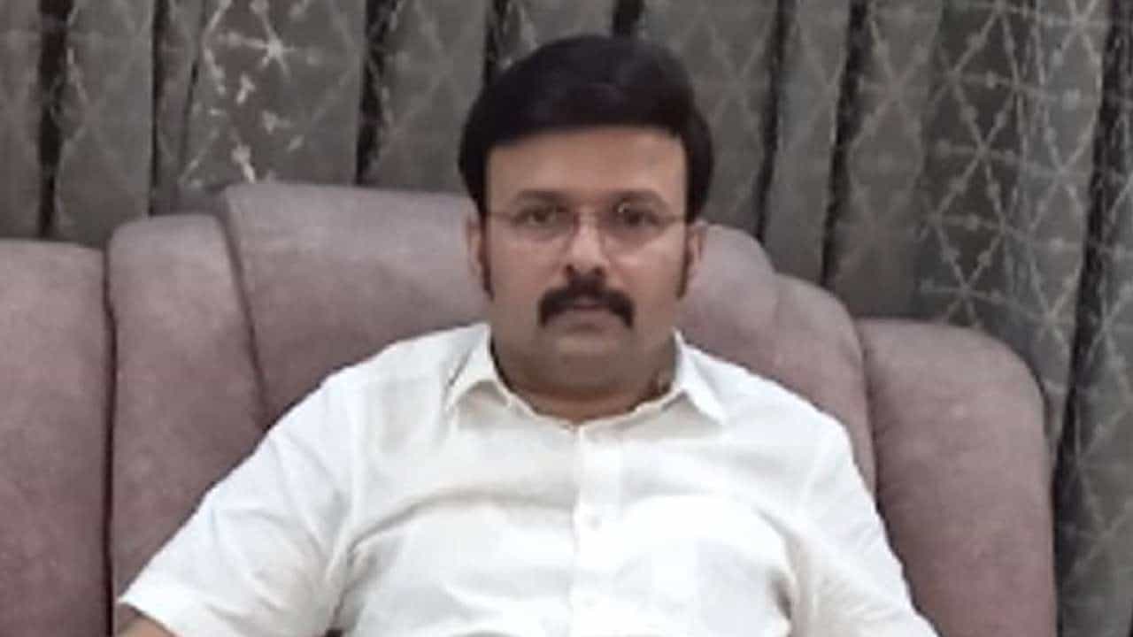 Santro Ravi: ಸ್ಯಾಂಟ್ರೋ ರವಿಯನ್ನು ಸಿಐಡಿ ಕಸ್ಟಡಿಗೆ ಒಪ್ಪಿಸಿದ ನ್ಯಾಯಾಲಯ Santro Ravi: ಸ್ಯಾಂಟ್ರೋ ರವಿಯನ್ನು ಸಿಐಡಿ ಕಸ್ಟಡಿಗೆ ಒಪ್ಪಿಸಿದ ನ್ಯಾಯಾಲಯ