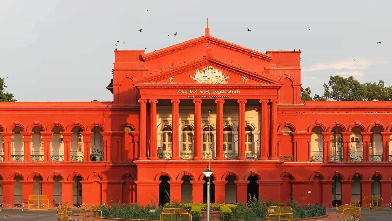Karnataka High Court: ಕಂಪನಿಯ ಕೃತ್ಯಗಳಿಗೆ ಉದ್ಯೋಗಿಯನ್ನು ಮಾತ್ರ ಆರೋಪಿಯಾಗಿಸುವಂತಿಲ್ಲ: ಹೈಕೋರ್ಟ್ ಆದೇಶ Karnataka High Court: ಕಂಪನಿಯ ಕೃತ್ಯಗಳಿಗೆ ಉದ್ಯೋಗಿಯನ್ನು ಮಾತ್ರ ಆರೋಪಿಯಾಗಿಸುವಂತಿಲ್ಲ: ಹೈಕೋರ್ಟ್ ಆದೇಶ