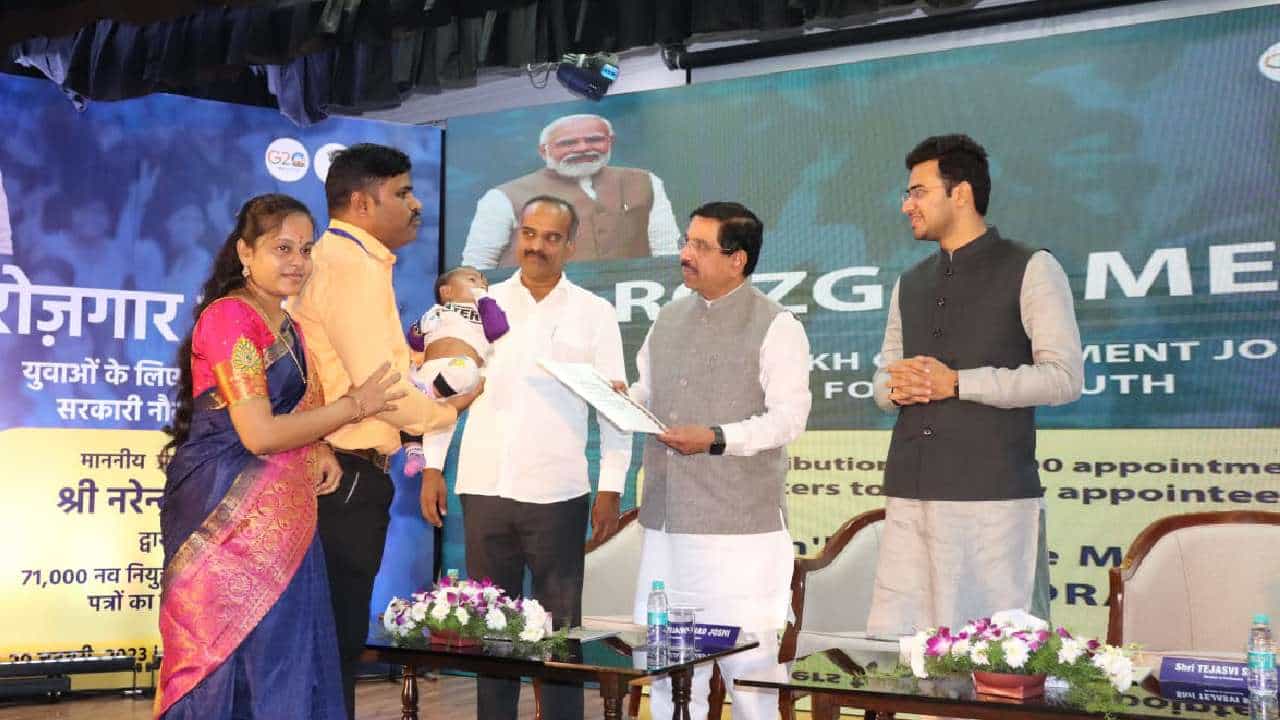 Rozgar Mela: ವಿವಿಧ ಹುದ್ದೆಗಳಿಗೆ ಆಯ್ಕೆಯಾದ 71000 ಅಭ್ಯರ್ಥಿಗಳಿಗೆ ನೇಮಕಾತಿ ಪತ್ರ ವಿತರಿಸಿದ ಪ್ರಧಾನಿ ಮೋದಿ, ಕರ್ನಾಟಕದಿಂದ ಆಯ್ಕೆಯಾದ 765 ಅಭ್ಯರ್ಥಿಗಳನ್ನು ಅಭಿನಂದಿಸಿದ ಪ್ರಲ್ಹಾದ್ ಜೋಶಿ Rozgar Mela: ವಿವಿಧ ಹುದ್ದೆಗಳಿಗೆ ಆಯ್ಕೆಯಾದ 71000 ಅಭ್ಯರ್ಥಿಗಳಿಗೆ ನೇಮಕಾತಿ ಪತ್ರ ವಿತರಿಸಿದ ಪ್ರಧಾನಿ ಮೋದಿ, ಕರ್ನಾಟಕದಿಂದ ಆಯ್ಕೆಯಾದ 765 ಅಭ್ಯರ್ಥಿಗಳನ್ನು ಅಭಿನಂದಿಸಿದ ಪ್ರಲ್ಹಾದ್ ಜೋಶಿ