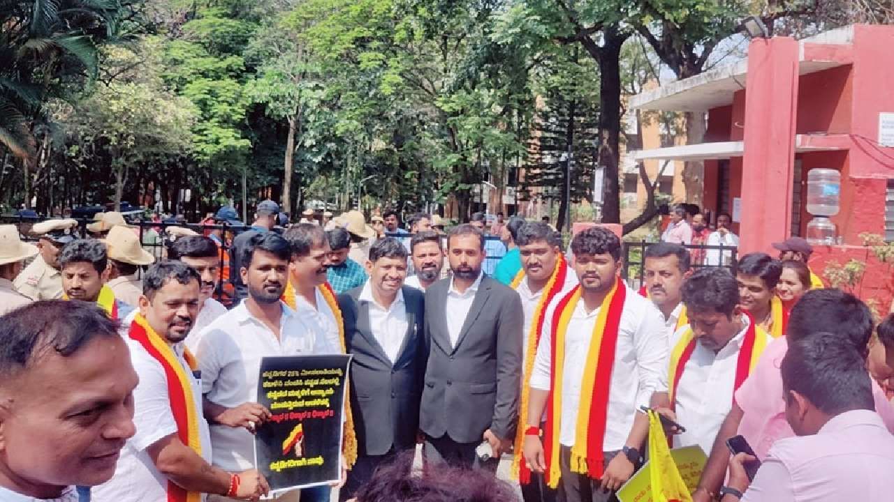 ಕಾನೂನು ಶಾಲೆಯಲ್ಲಿ ಕನ್ನಡಿಗರಿಗೆ ಸಿಗದ ಶೇ 25 ಮೀಸಲಾತಿ, NLSIU ಮುಂದೆ ಹೋರಾಟ, ನ್ಯಾಯಕ್ಕಾಗಿ ಮನವಿ ಸಲ್ಲಿಕೆ ಕಾನೂನು ಶಾಲೆಯಲ್ಲಿ ಕನ್ನಡಿಗರಿಗೆ ಸಿಗದ ಶೇ 25 ಮೀಸಲಾತಿ, NLSIU ಮುಂದೆ ಹೋರಾಟ, ನ್ಯಾಯಕ್ಕಾಗಿ ಮನವಿ ಸಲ್ಲಿಕೆ