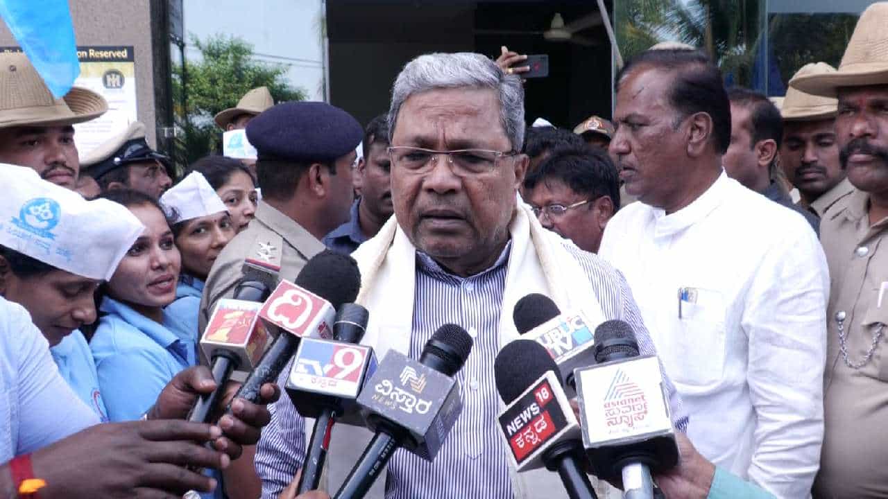 ಕೋಲಾರದಲ್ಲಿ ಸದ್ದಿಲ್ಲದೆ ಸಿದ್ದವಾಯ್ತು ಸಿದ್ದರಾಮಯ್ಯ ಮನೆ; ವಿಪಕ್ಷ ನಾಯಕರ ಸ್ಪಷ್ಟನೆ ಇಲ್ಲಿದೆ ಕೋಲಾರದಲ್ಲಿ ಸದ್ದಿಲ್ಲದೆ ಸಿದ್ದವಾಯ್ತು ಸಿದ್ದರಾಮಯ್ಯ ಮನೆ; ವಿಪಕ್ಷ ನಾಯಕರ ಸ್ಪಷ್ಟನೆ ಇಲ್ಲಿದೆ