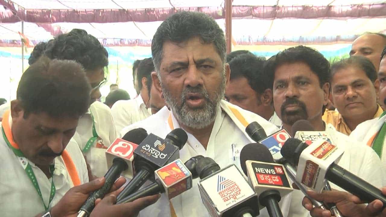 ತ್ರಿಶೂಲ ಹಿಡ್ಕೊಂಡು ಬಿಜೆಪಿ ಕಾರ್ಯಕರ್ತರು ಸಾಯ್ತವ್ರೆ, ಯಾವ ಮಂತ್ರಿ ಮಗನೂ ಬಲಿಯಾಗಲ್ಲ: ಡಿ.ಕೆ.ಶಿವಕುಮಾರ್ ತ್ರಿಶೂಲ ಹಿಡ್ಕೊಂಡು ಬಿಜೆಪಿ ಕಾರ್ಯಕರ್ತರು ಸಾಯ್ತವ್ರೆ, ಯಾವ ಮಂತ್ರಿ ಮಗನೂ ಬಲಿಯಾಗಲ್ಲ: ಡಿ.ಕೆ.ಶಿವಕುಮಾರ್