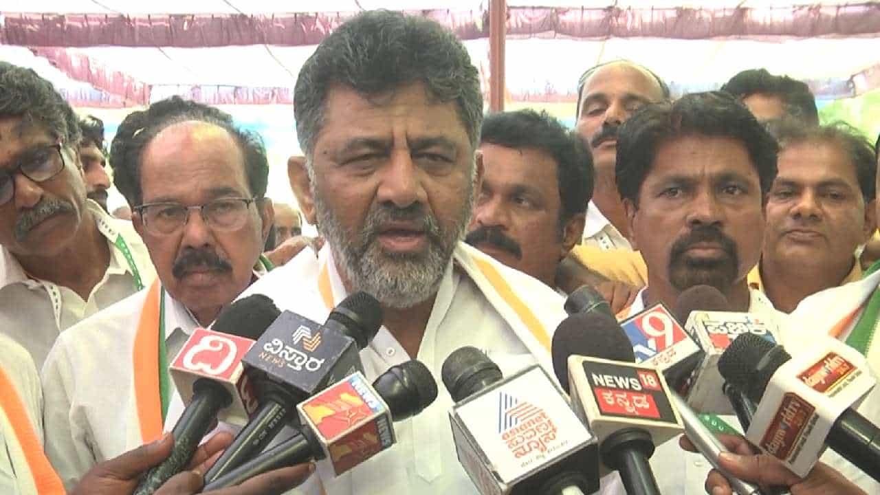 ಇಲ್ಲಿ ಆಡಳಿತ ಮಾಡುವವರ ಮುಖ ಮುಂದಿಟ್ಟು ಚುನಾವಣೆ ಎದುರಿಸಲಿ, ಮೋದಿ ಯಾಕೆ?: ಬಿಜೆಪಿಗೆ ಡಿಕೆಶಿ ಸವಾಲು ಇಲ್ಲಿ ಆಡಳಿತ ಮಾಡುವವರ ಮುಖ ಮುಂದಿಟ್ಟು ಚುನಾವಣೆ ಎದುರಿಸಲಿ, ಮೋದಿ ಯಾಕೆ?: ಬಿಜೆಪಿಗೆ ಡಿಕೆಶಿ ಸವಾಲು