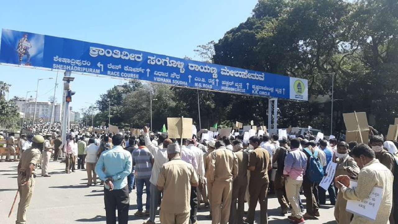 ನಾಳೆಯಿಂದ ಸಾರಿಗೆ ನೌಕರರು ಬೃಹತ್ ಧರಣಿ ಸತ್ಯಾಗ್ರಹ, ಬಸ್ ಸಂಚಾರದಲ್ಲಿ ವ್ಯತ್ಯಯ ಸಾಧ್ಯತೆ ನಾಳೆಯಿಂದ ಸಾರಿಗೆ ನೌಕರರು ಬೃಹತ್ ಧರಣಿ ಸತ್ಯಾಗ್ರಹ, ಬಸ್ ಸಂಚಾರದಲ್ಲಿ ವ್ಯತ್ಯಯ ಸಾಧ್ಯತೆ