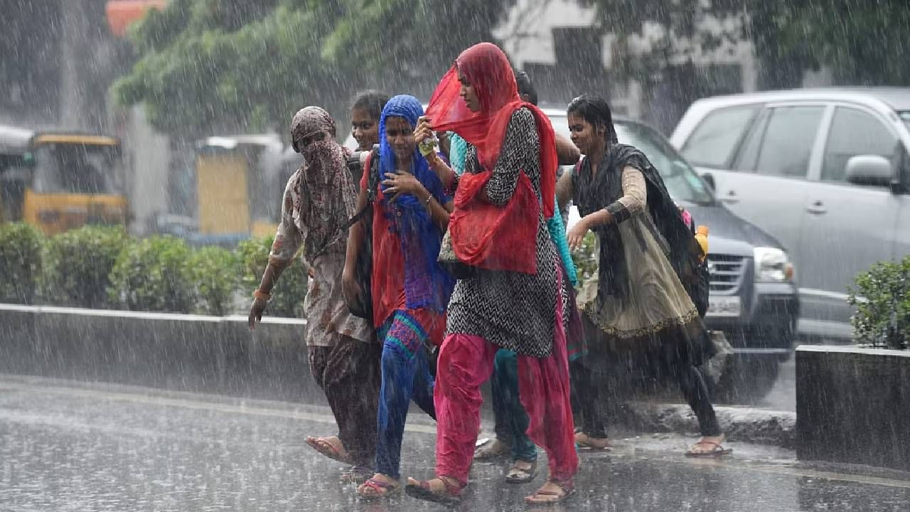 ಮೈಸೂರು-ಚಿಕ್ಕಮಗಳೂರು ಜಿಲ್ಲೆಗಳಲ್ಲಿ ಅಕಾಲಿಕ ಮಳೆ; ವಾಹನ ಸವಾರರ ಪರದಾಟ