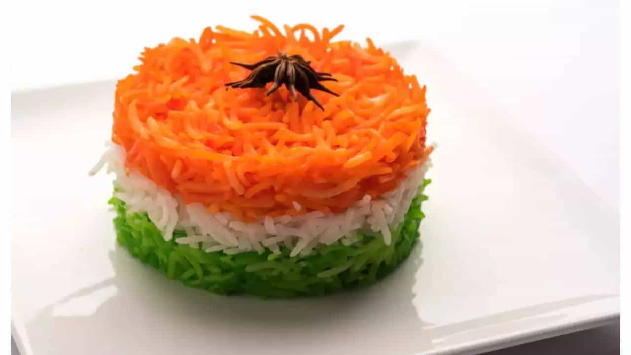 Republic Day Special: ಪಾಲಕ್ ಟೊಮೆಟೊ ರೈಸ್ನಲ್ಲಿ ಮೂಡಿದ ತ್ರಿವರ್ಣ Republic Day Special: ಪಾಲಕ್ ಟೊಮೆಟೊ ರೈಸ್ನಲ್ಲಿ ಮೂಡಿದ ತ್ರಿವರ್ಣ