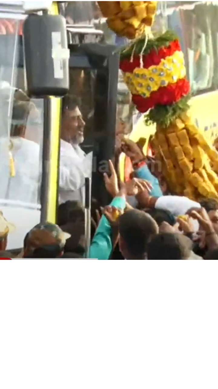 Siddaramaiah and DK Shivakumar eat Mysore Pak