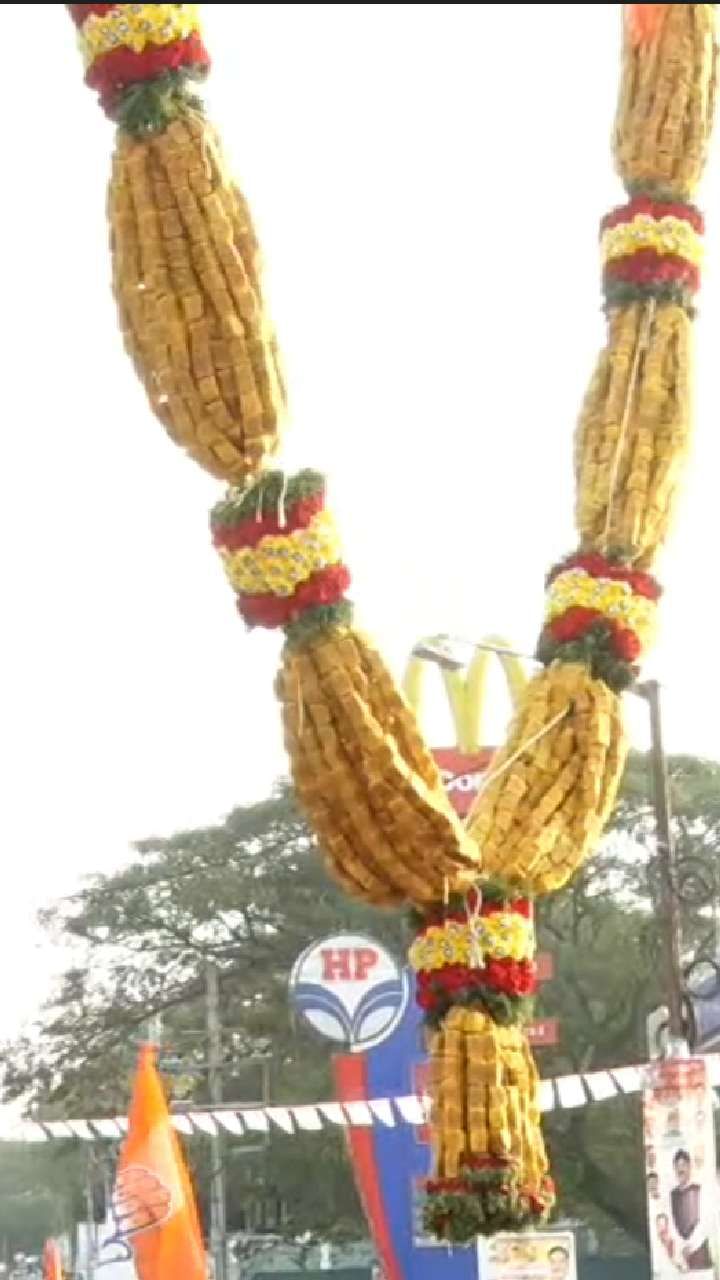 Siddaramaiah and DK Shivakumar eat Mysore Pak