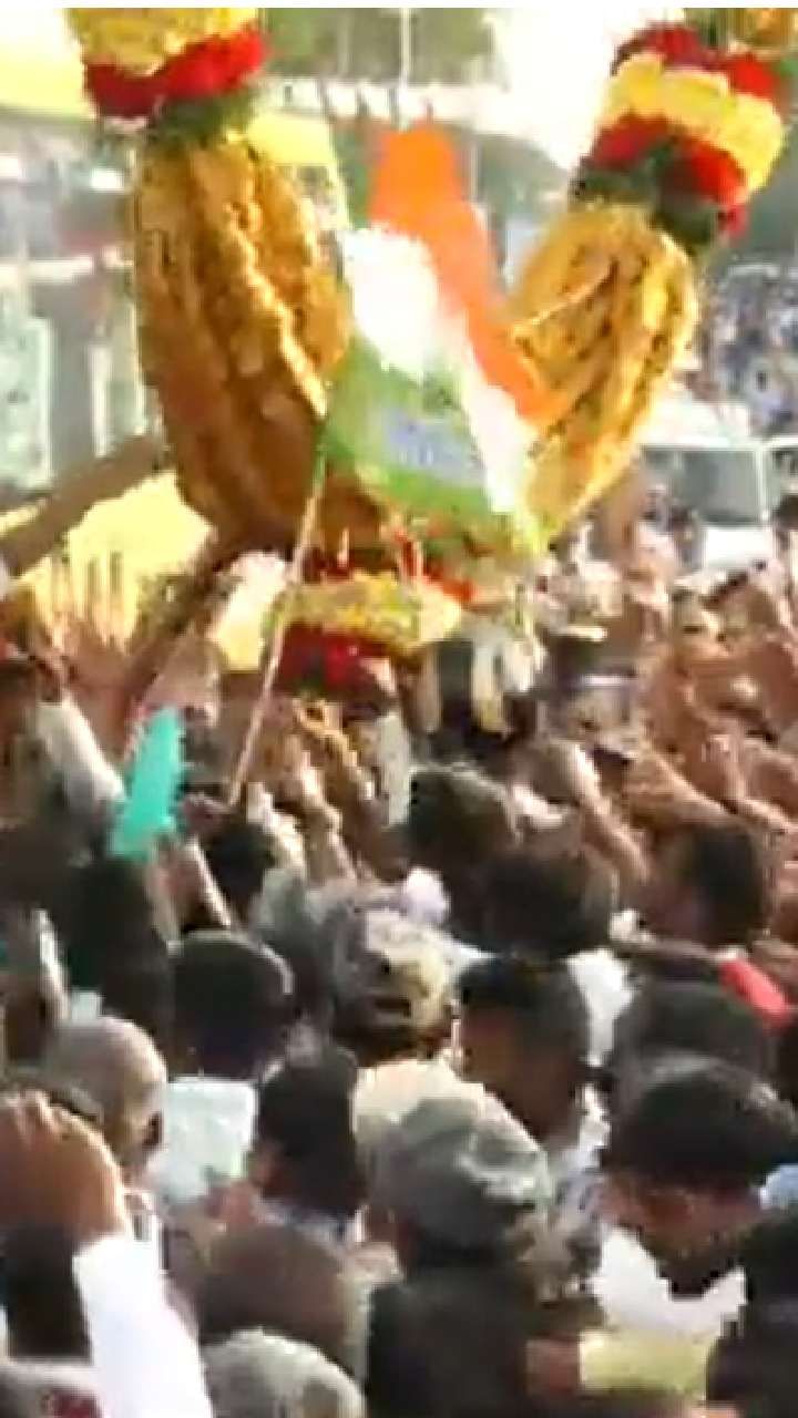 Siddaramaiah and DK Shivakumar eat Mysore Pak