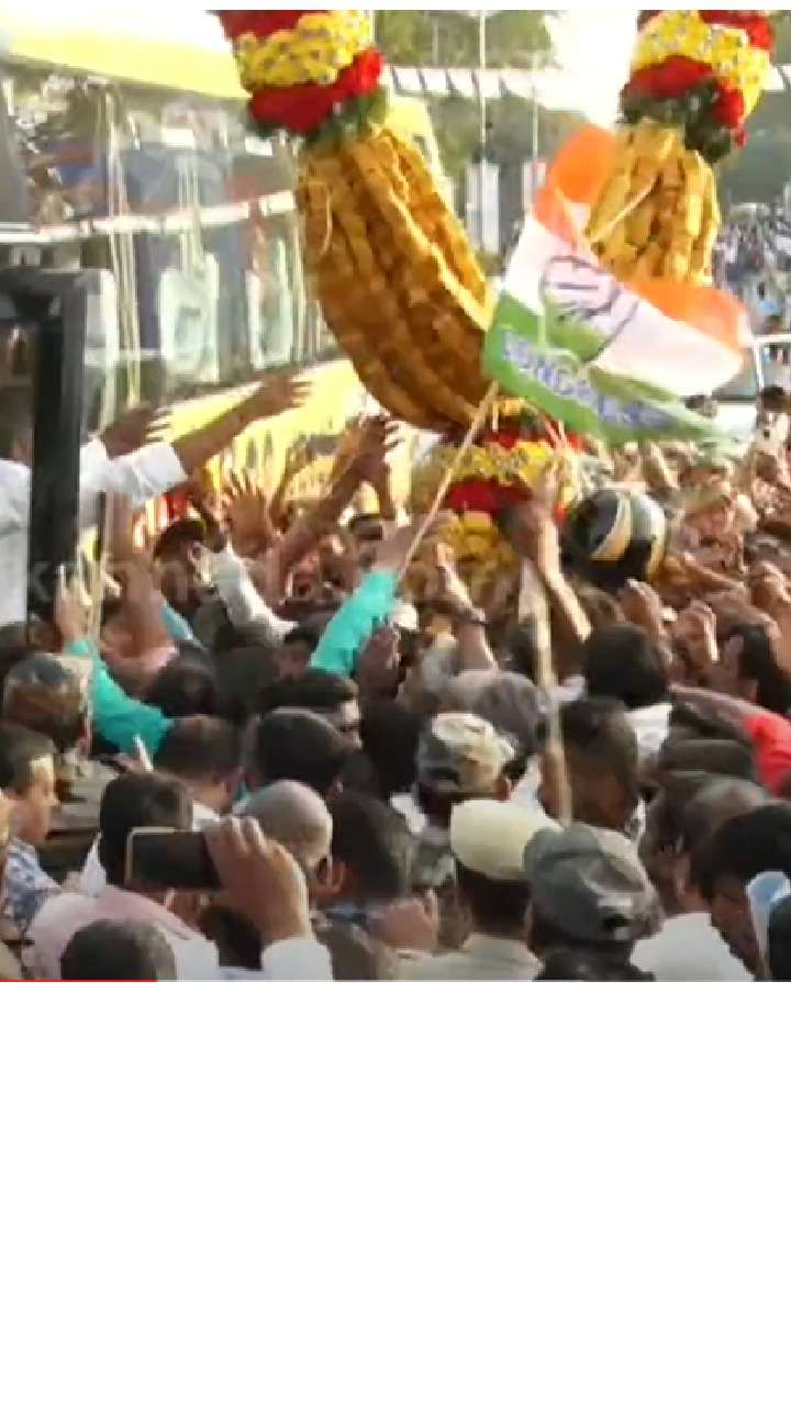 Siddaramaiah and DK Shivakumar eat Mysore Pak