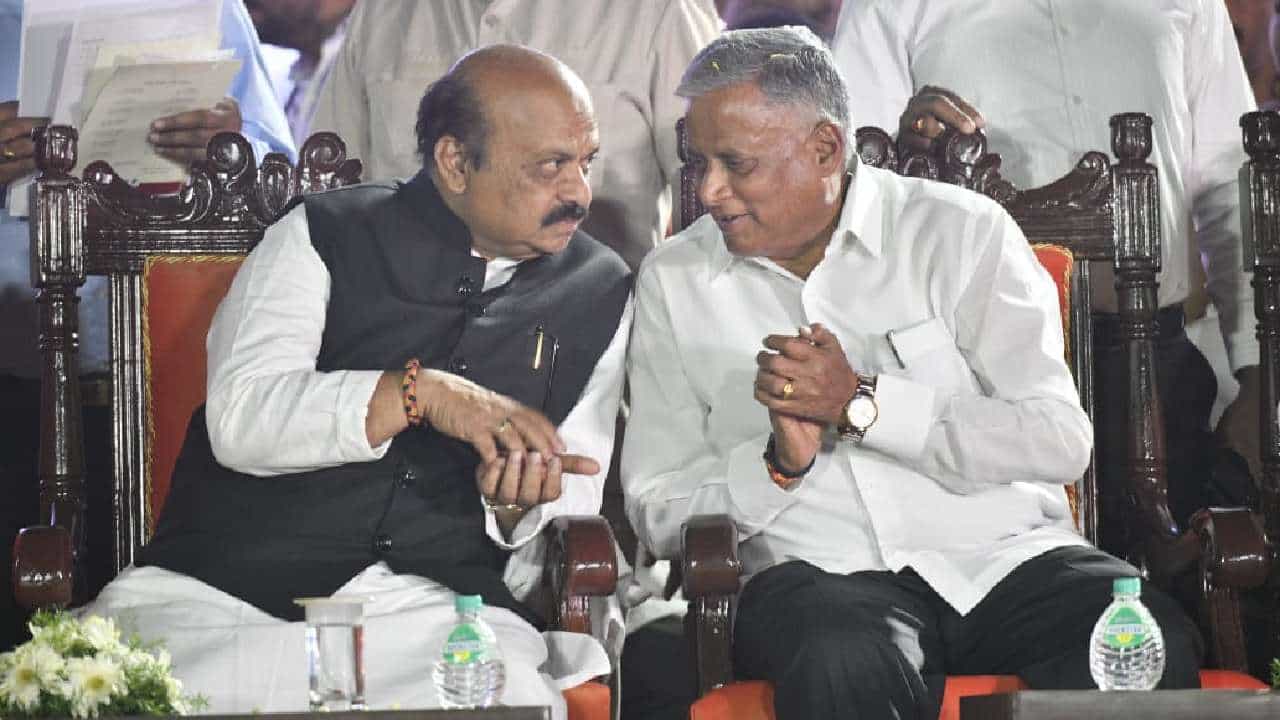 ವಿಕ್ಟರಿ ಸೋಮಣ್ಣ ಎಂದು ಸಚಿವರನ್ನು ಹಾಡಿ ಹೊಗಳಿದ ಸಿಎಂ ಬಸವರಾಜ ಬೊಮ್ಮಾಯಿ ವಿಕ್ಟರಿ ಸೋಮಣ್ಣ ಎಂದು ಸಚಿವರನ್ನು ಹಾಡಿ ಹೊಗಳಿದ ಸಿಎಂ ಬಸವರಾಜ ಬೊಮ್ಮಾಯಿ