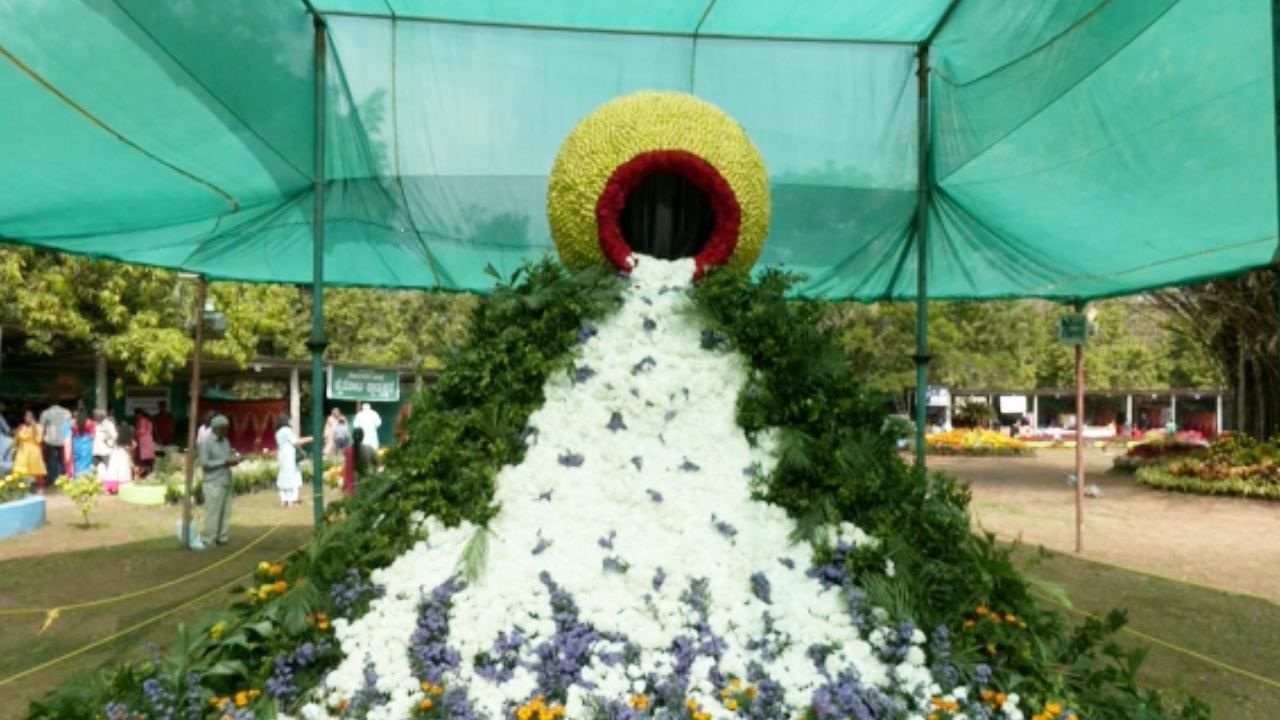 ತೋಟಗಾರಿಕಾ ಇಲಾಖೆ, ಕದ್ರಿ ಉದ್ಯಾನವನ ಅಭಿವೃದ್ಧಿ ಸಮಿತಿ, ಜಿಲ್ಲಾಡಳಿತದ
ವತಿಯಿಂದ ಮಂಗಳೂರಿನ ಕದ್ರಿ ಉದ್ಯಾನವನದಲ್ಲಿ ಫಲಪುಷ್ಪ ಪ್ರದರ್ಶನ ಆಯೋಜನೆ
ಮಾಡಿದ್ದು, ಜನವರಿ 29ರ ವರೆಗೂ ನಡೆಯಲಿದೆ.