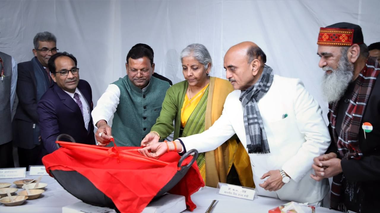 Budget 2023 Halwa Ceremony Finance Minister Nirmala Sitharaman distributed halwa to members of Budget Press along with other staff of the ministry