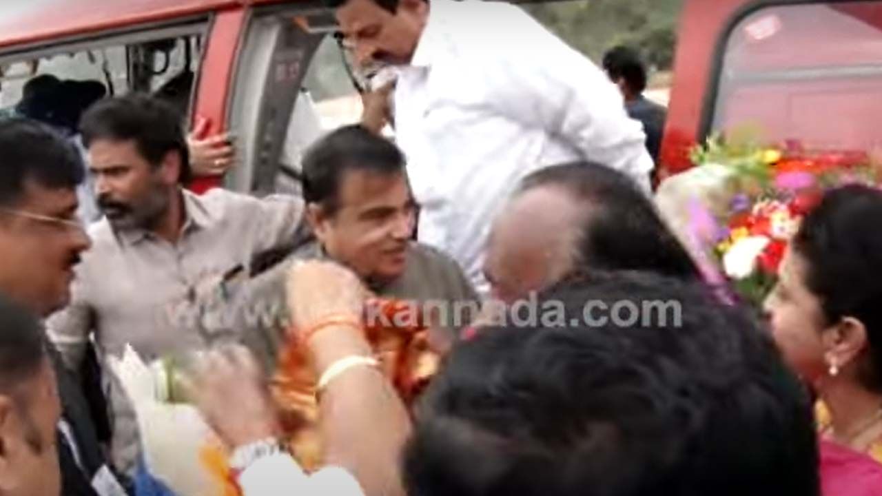 Nitin Gadkari: ಕೆಂಪು ಚಾಪರ್ ನಲ್ಲಿ ರಾಮನಗರಕ್ಕೆ ಆಗಮಿಸಿದ ಸಚಿವರಿಗೆ ಭಾರೀ ಸ್ವಾಗತ