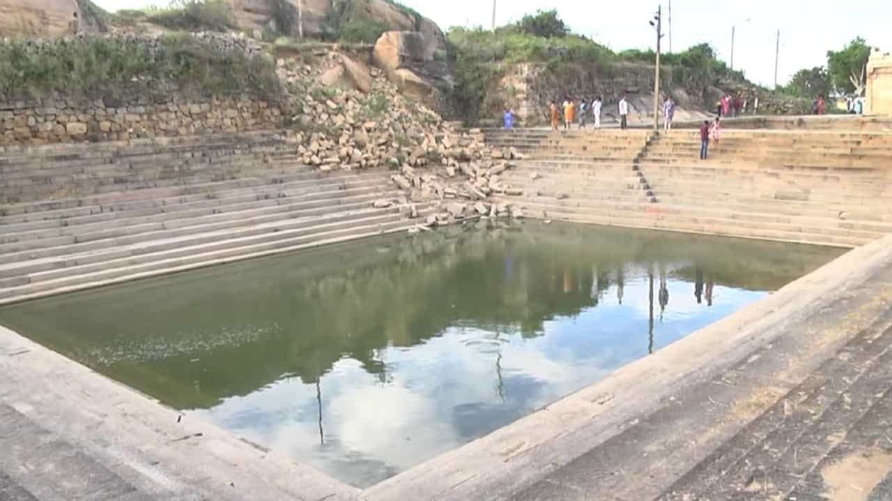 Melukote: ಅಧಿಕಾರಿಗಳ ದಿವ್ಯ ನಿರ್ಲಕ್ಷ್ಯಕ್ಕೆ ಗುರಿಯಾದ ತಂಗಿ ಕೊಳ, ಮೇಲುಕೋಟೆಯಲ್ಲಿ ಭಕ್ತರಿಗೆ ಭಾರಿ ನಿರಾಸೆ Melukote: ಅಧಿಕಾರಿಗಳ ದಿವ್ಯ ನಿರ್ಲಕ್ಷ್ಯಕ್ಕೆ ಗುರಿಯಾದ ತಂಗಿ ಕೊಳ, ಮೇಲುಕೋಟೆಯಲ್ಲಿ ಭಕ್ತರಿಗೆ ಭಾರಿ ನಿರಾಸೆ