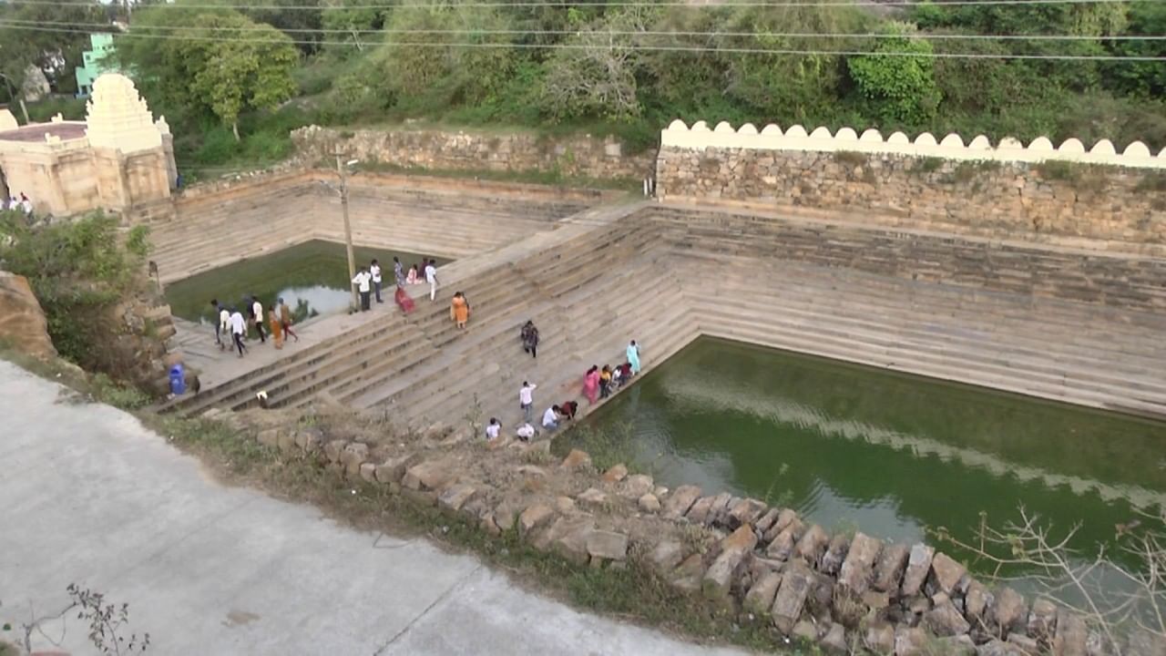 Officials yet to repair collapsed Wall Of Akka Tangi Kola In Melukote in Mandya 