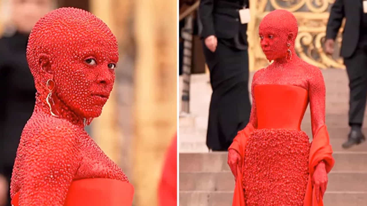 Paris Fashion Week: ದೇಹದ ಮೇಲೆ 30 ಸಾವಿರ ಹರಳುಗಳನ್ನು ಅಂಟಿಸಿಕೊಂಡು ಬಂದ ಗಾಯಕಿ; ಎಲ್ಲರೂ ಶಾಕ್ Paris Fashion Week: ದೇಹದ ಮೇಲೆ 30 ಸಾವಿರ ಹರಳುಗಳನ್ನು ಅಂಟಿಸಿಕೊಂಡು ಬಂದ ಗಾಯಕಿ; ಎಲ್ಲರೂ ಶಾಕ್