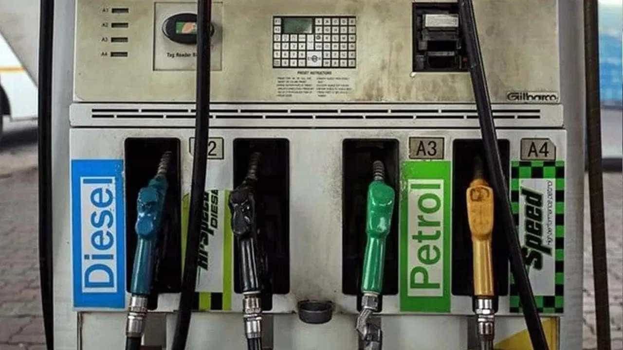 Petrol Price: ಪೆಟ್ರೋಲ್, ಡೀಸೆಲ್, ಎಣ್ಣೆ ಬೆಲೆಗಳ ಇಳಿಕೆಗೆ ಮುಂದಾದ ಕೇಂದ್ರ Petrol Price: ಪೆಟ್ರೋಲ್, ಡೀಸೆಲ್, ಎಣ್ಣೆ ಬೆಲೆಗಳ ಇಳಿಕೆಗೆ ಮುಂದಾದ ಕೇಂದ್ರ