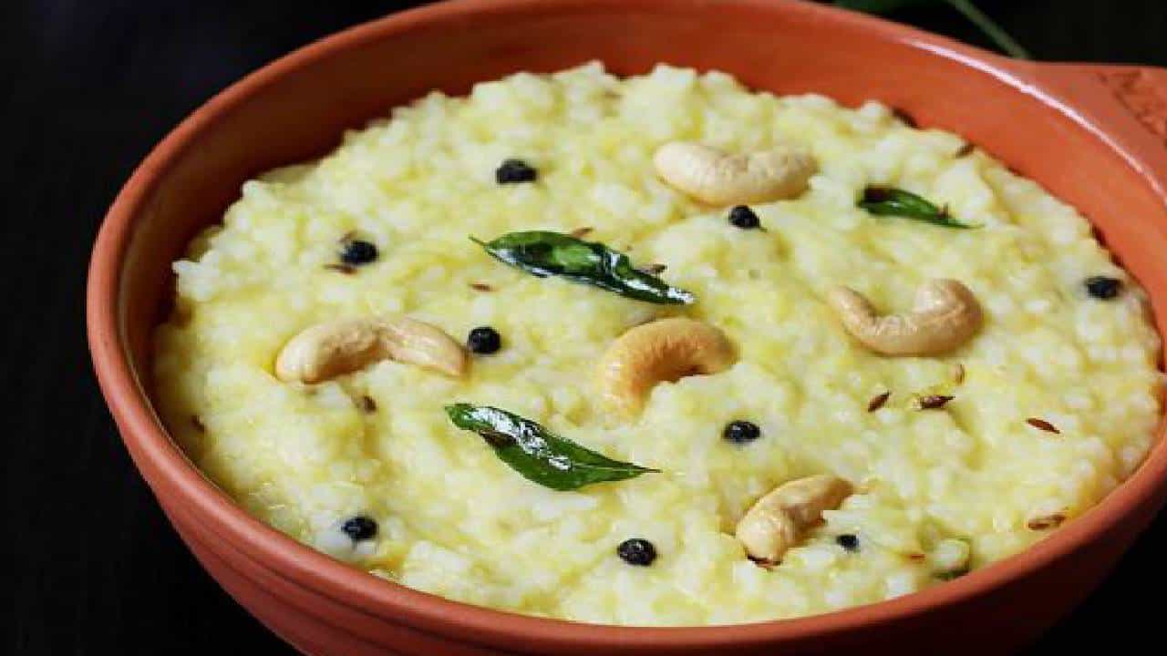 ಸುಗ್ಗಿಯ ಹಿಗ್ಗನ್ನು ಹೆಚ್ಚಿಸೋ ಸಂಕ್ರಾಂತಿ ಹಬ್ಬ ಬಂದೇ ಬಿಡ್ತು. ರಾತ್ರಿ ಕಳೆದು ಬೆಳಗಾಗುತ್ತಿದ್ದಂತೆ ಮನೆ ಮನಗಳಲ್ಲಿ ಹಬ್ಬದ ಸಂಭ್ರಮ ಎದ್ದು ಕಾಣಲಿದೆ. ಮನೆ ಮುಂದೆ ರಂಗೋಲಿ, ಹಸಿರು ತೋರಣ, ಹೂವಿನ ಅಲಂಕಾರದಿಂದ ಮನೆ ಮಿಂಚಲಿದೆ. ಬನ್ನಿ ಸಂಕ್ರಾಂತಿ ಹಬ್ಬಕ್ಕೆ ಮತ್ತಷ್ಟು ಮೆರಗು ಹೆಚ್ಚಿಸುವ ಸ್ಪೆಷಲ್ ಖಾದ್ಯ ಪೊಂಗಲ್ನ ವಿವಿಧ, ವೈವಿಧ್ಯಮಯ ರೀತಿಯನ್ನು ಇಲ್ಲಿ ತಿಳಿಯಿರಿ. ಸಂಕ್ರಾಂತಿಗೆ ಸಿಹಿ ಪೊಂಗಲ್, ಖಾರ ಪೊಂಗಲ್, ಅವಲಕ್ಕಿ ಪೊಂಗಲ್ಗಳನ್ನು ಮಾಡಲಾಗುತ್ತೆ. ಆದ್ರೆ ಉತ್ತರ ಕರ್ನಾಟಕದಲ್ಲಿ ಶೇಂಗಾ ಹೋಳಿಗೆ, ಮಾದಲಿ, ಗೋಧಿ ಹುಗ್ಗಿಯಂತಹ ಖಾದ್ಯಗಳನ್ನು ಮಾಡಲಾಗುತ್ತೆ. ಒಂದೊಂದು ಕಡೆ ಒಂದೊಂದು ರೀತಿಯ ಖಾದ್ಯ ಸ್ಪಷಲ್ ಇರುತ್ತೆ.