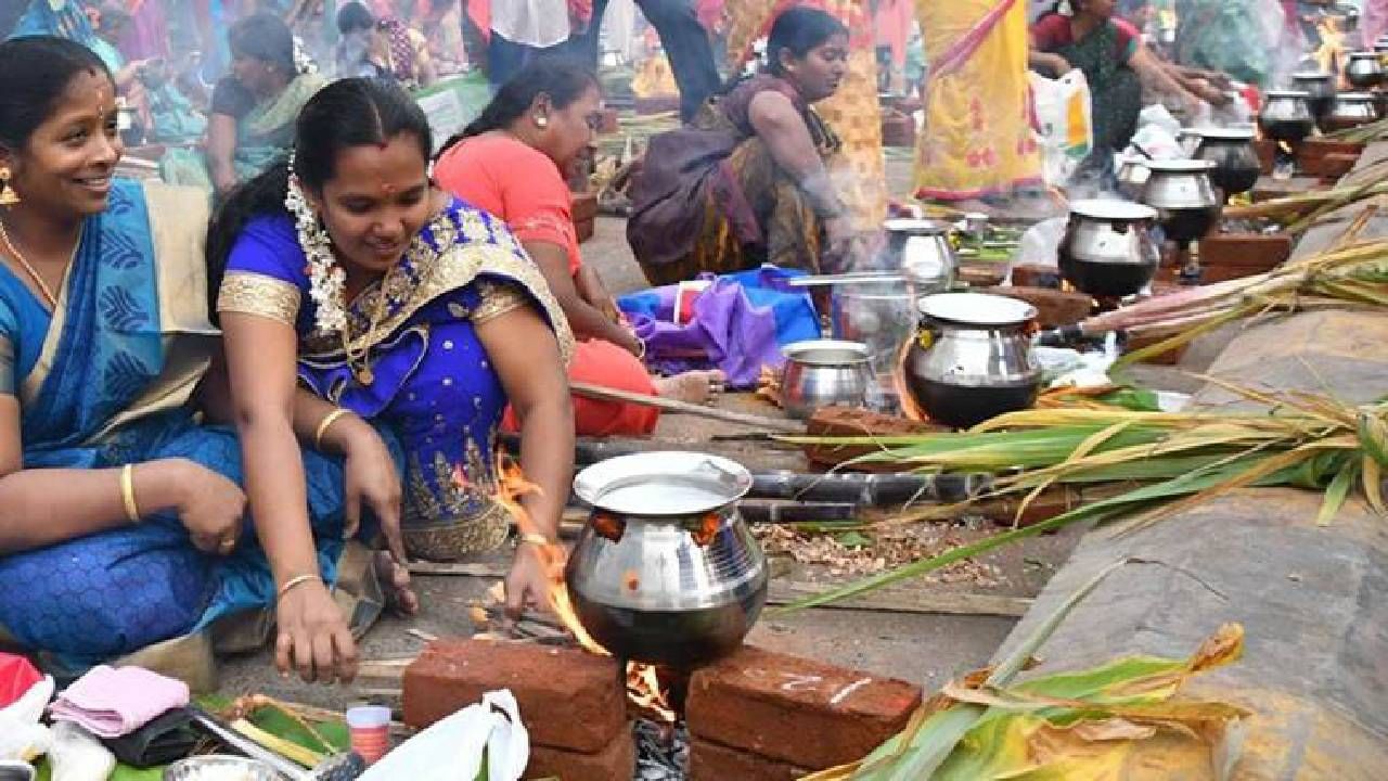 ಪೊಂಗಲ್(ಜನವರಿ 15): ಪೊಂಗಲ್ ತಮಿಳುನಾಡು ರಾಜ್ಯದಲ್ಲಿ ಆಚರಿಸಲಾಗುವ ಪ್ರಮುಖ ಸುಗ್ಗಿಯ ಹಬ್ಬಗಳಲ್ಲಿ ಒಂದಾಗಿದೆ. ಪೊಂಗಲ್ ಸುಗ್ಗಿಯ ಸಂಕೇತವಾಗಿದೆ. ಅಕ್ಕಿ, ಕಬ್ಬು, ದವಸ ಧಾನ್ಯ ಹೀಗೆ ಬೆಳೆದ ಬೆಳೆಗಳನ್ನು ಮನೆಗೆ ತರಲು ಇದು ಸೂಕ್ತ ಕಾಲವಾಗಿದೆ. ಪೊಂಗಲ್ ದಿನದಂದು ವಿಶೇಷವಾದ ಅನ್ನ, ಹಾಲನ್ನು ಬೇಯಿಸಿ ಬಡಿಸಲಾಗುತ್ತದೆ ಏಕೆಂದರೆ ಕುಟುಂಬಗಳು ಒಟ್ಟಾಗಿ ಊಟ ಮಾಡಿ ಹಬ್ಬವನ್ನು ಆಚರಿಸುತ್ತಾರೆ.