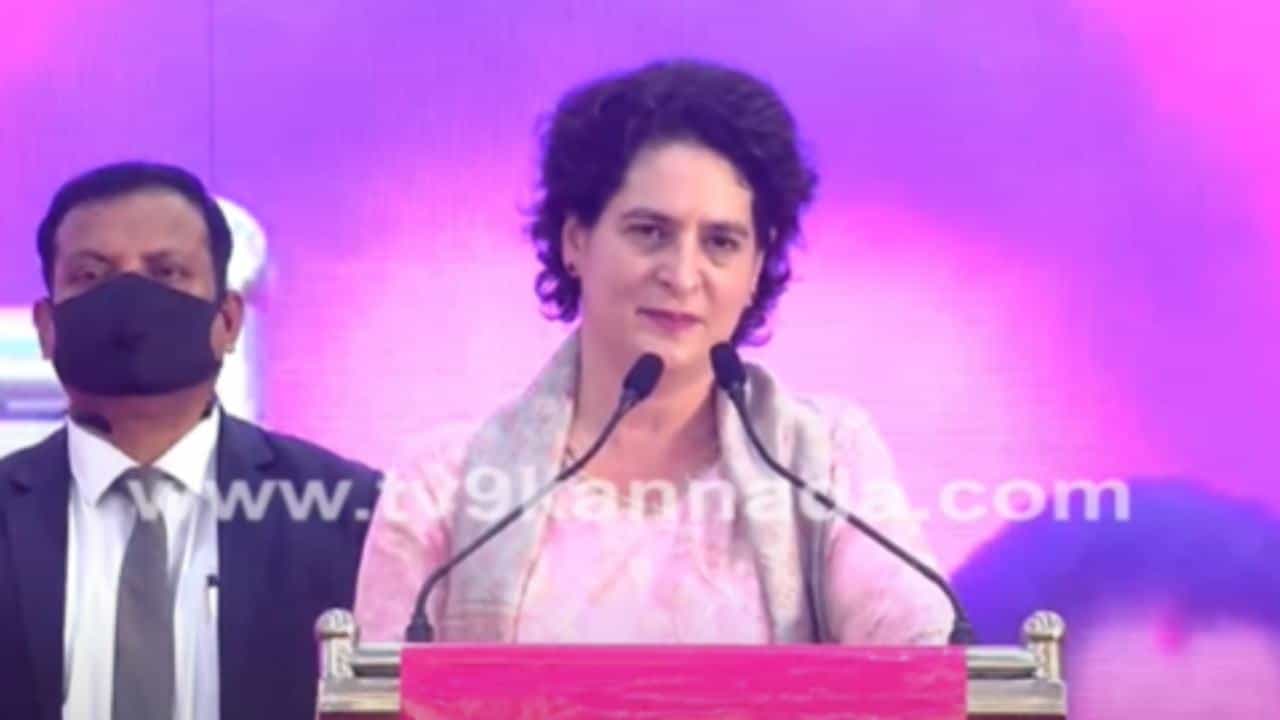 ಮಹಿಳೆಯರಿಗೆ 2,000 ರೂ; ಪ್ರಿಯಾಂಕಾ ಗಾಂಧಿ ಸಮ್ಮುಖದಲ್ಲಿ ಗೃಹಲಕ್ಷ್ಮೀ ಯೋಜನೆ ಘೋಷಿಸಿದ ಡಿಕೆಶಿ ಮಹಿಳೆಯರಿಗೆ 2,000 ರೂ; ಪ್ರಿಯಾಂಕಾ ಗಾಂಧಿ ಸಮ್ಮುಖದಲ್ಲಿ ಗೃಹಲಕ್ಷ್ಮೀ ಯೋಜನೆ ಘೋಷಿಸಿದ ಡಿಕೆಶಿ