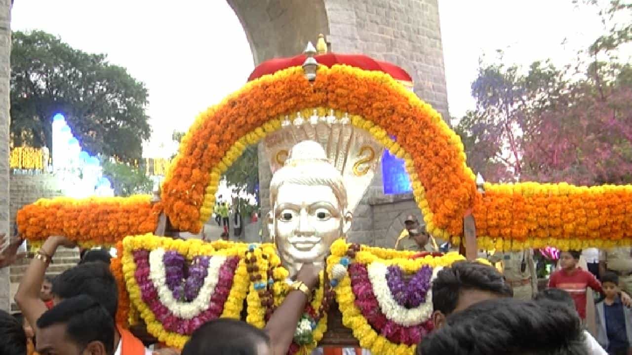 ಕೊಪ್ಪಳದ ಗವಿಸಿದ್ದೇಶ್ವರ ಅಜ್ಜನವರ ಜಾತ್ರೆಗೂ ರಾಯಚೂರು ಜಿಲ್ಲೆಗೂ ಎಲ್ಲಿಲ್ಲದ ಬಾಂಧವ್ಯ.
ಹಾಗಾಗಿ ರಾಯಚೂರು ಸಿಂಧನೂರು ತಾಲ್ಲೂಕಿನ ವಿವಿಧ
ಗ್ರಾಮಗಳಿಂದ ಲಕ್ಷಾಂತರ ಶೇಂಗಾ ಹೋಳಿಗೆ ಕಳುಹಿಸಲಾಗಿದ್ದು, ಸದ್ಯ
ಹೋಳಿಗೆಗಳು ಮಠಕ್ಕೆ ತಲುಪಿವೆ.