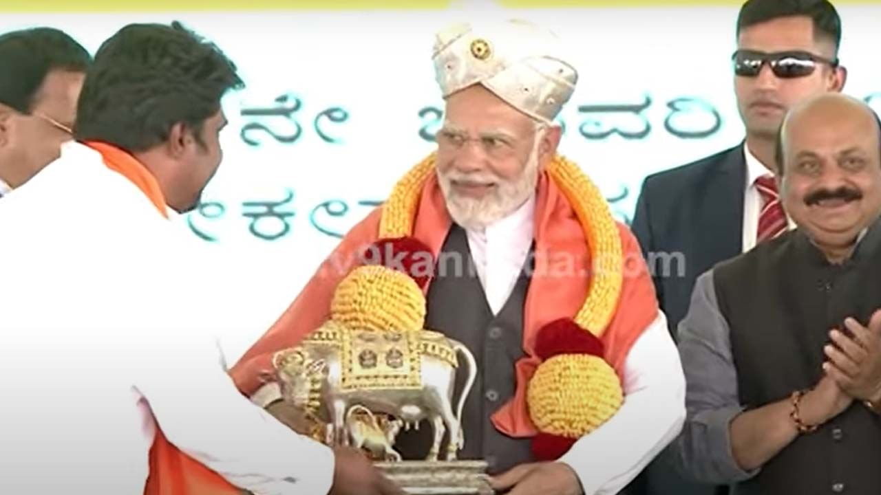 PM Modi Karnataka Visit: ಸುರಪುರ ಶಾಸಕ ರಾಜು ಗೌಡ ಪ್ರಧಾನಿಗಳಿಗೆ ಕಾಮದೇನು ಮೂರ್ತಿ ಕಾಣಿಕೆಯಾಗಿ ನೀಡಿದರು